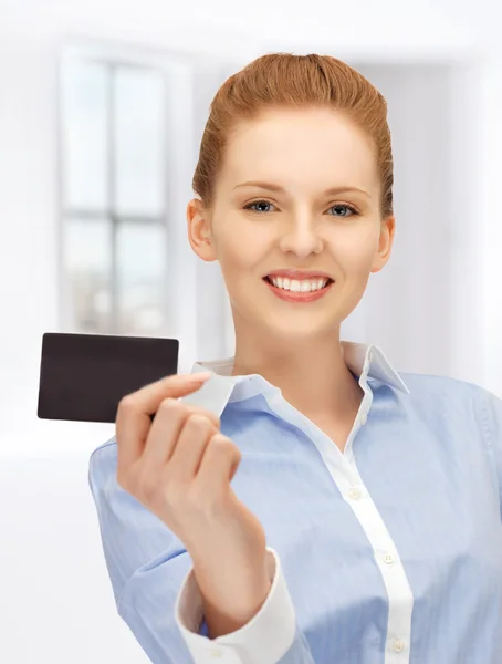 Mujer feliz con tarjeta de crédito — Foto de Stock