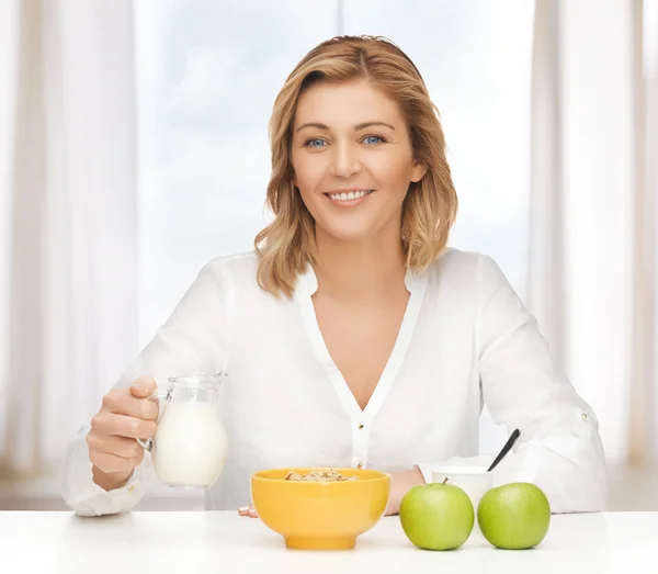 Mulher com café da manhã saudável — Fotografia de Stock