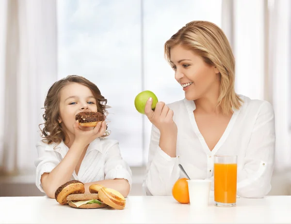 Madre e hija —  Fotos de Stock