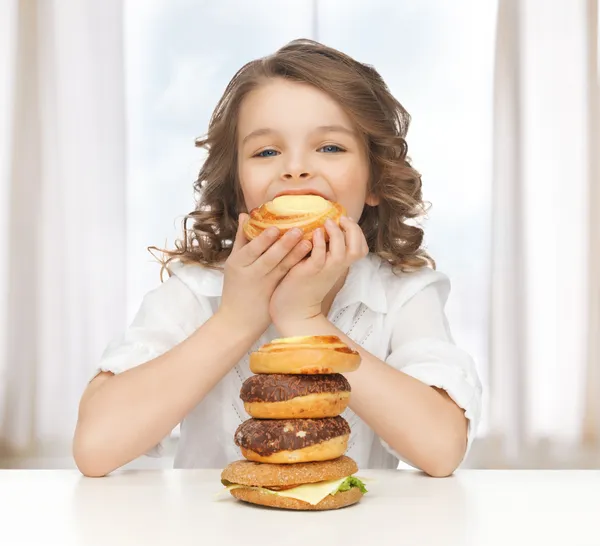 Menina com junk food — Fotografia de Stock