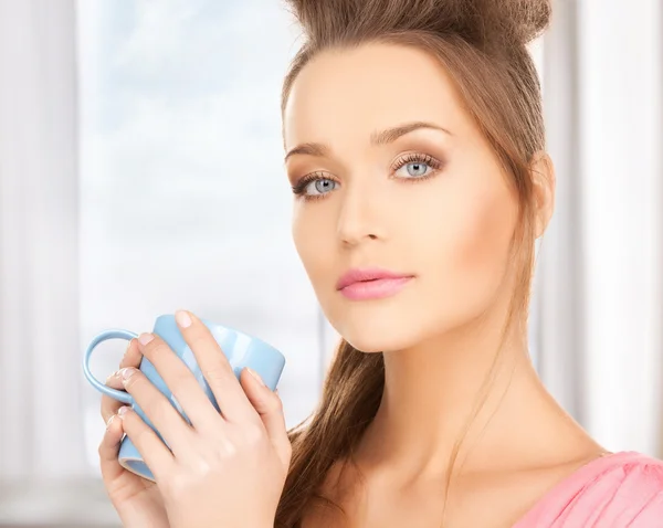 Frau mit Becher — Stockfoto