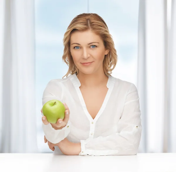 Vrouw met groene appel — Stockfoto