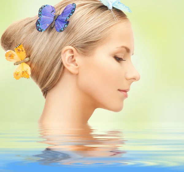 Žena s motýly ve vlasech — Stock fotografie