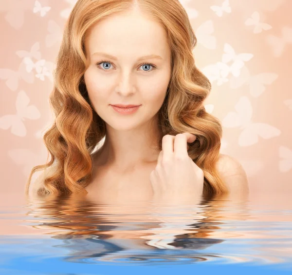 Hermosa mujer con mariposas en el agua — Foto de Stock