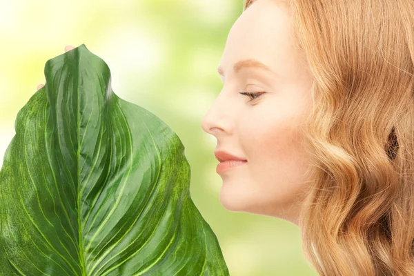 Femme avec feuille verte — Photo