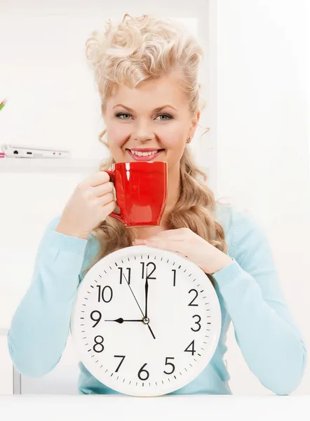 Atraktivní podnikatelka s hodinami a červené cup — Stock fotografie