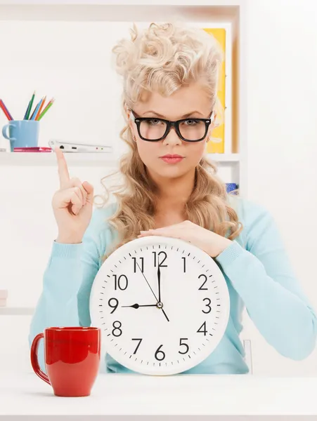 Zakenvrouw met klok en vinger omhoog — Stockfoto