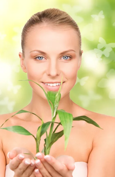 Donna con germogli e farfalle — Foto Stock