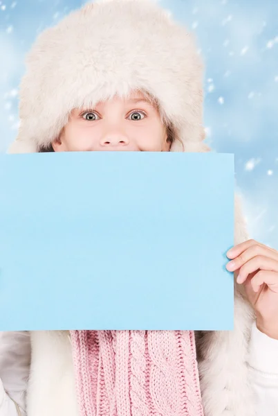 Girl in winter hat with blank board — Stock Photo, Image