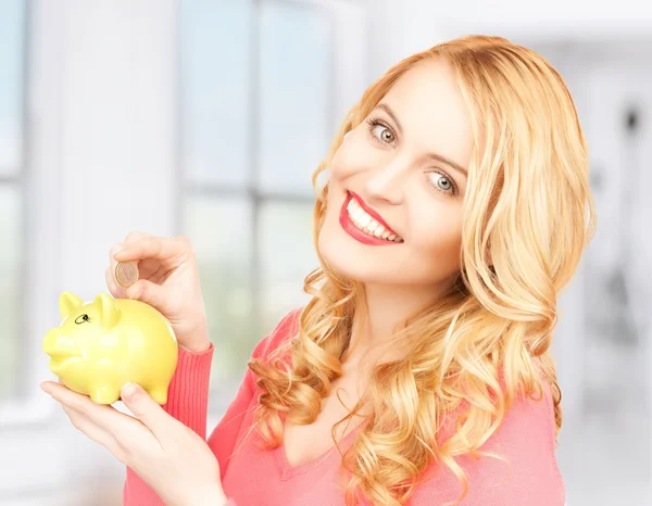 Mulher com banco porquinho e dinheiro em dinheiro — Fotografia de Stock