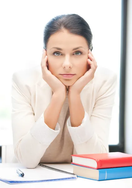 Femme ennuyée et fatiguée behid la table — Photo