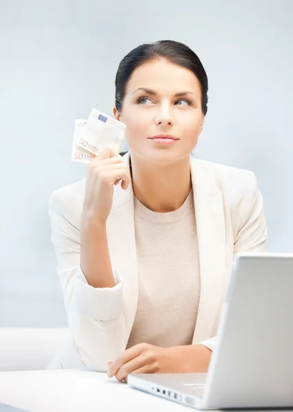 Zakenvrouw met contant geld — Stockfoto