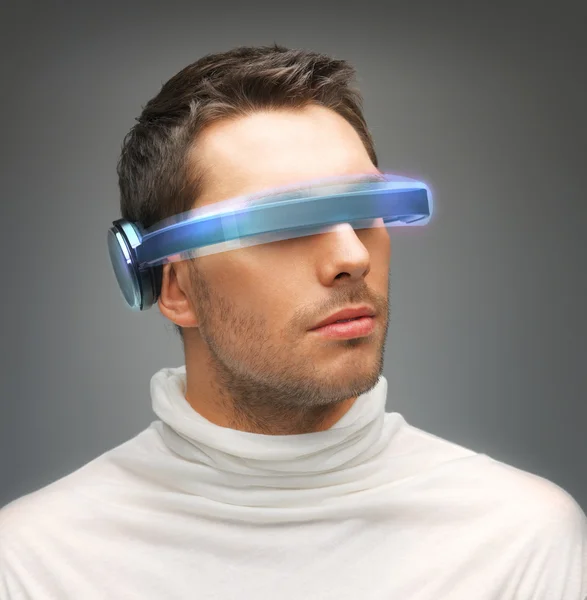 Hombre con gafas futuristas — Foto de Stock