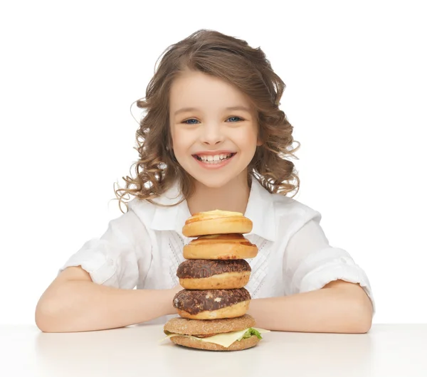 Niña con comida chatarra — Foto de Stock