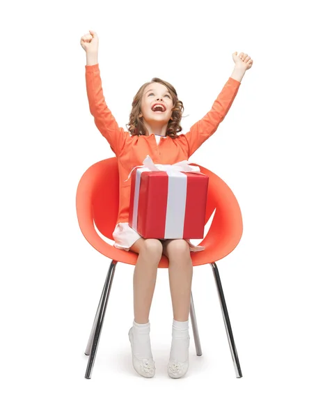 Chica con caja de regalo — Foto de Stock