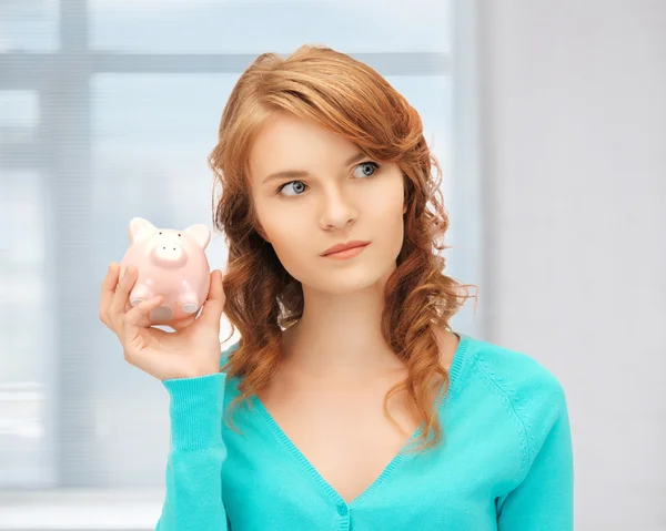 Tienermeisje met piggy bank — Stockfoto