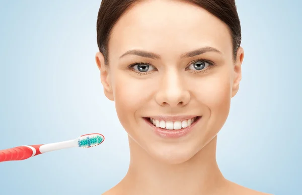 Belle femme avec brosse à dents — Photo