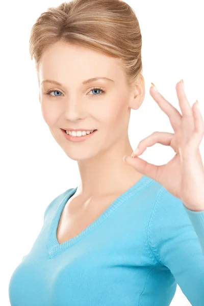 Jovem mulher mostrando ok sinal — Fotografia de Stock
