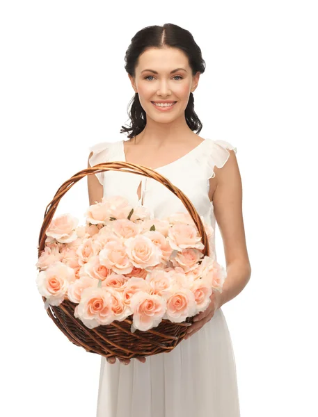 Mulher com cesta cheia de flores — Fotografia de Stock