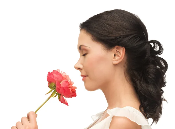 Lächelnde Frau, die Blume riecht — Stockfoto