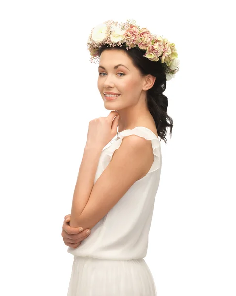 Žena nosí věnec z květin — Stock fotografie