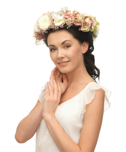 Mulher usando coroa de flores — Fotografia de Stock