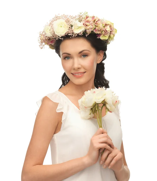 Donna che indossa corona di fiori — Foto Stock