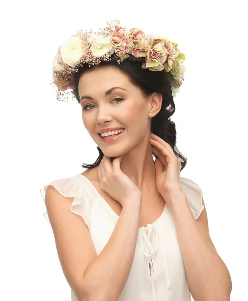 Mulher usando coroa de flores — Fotografia de Stock