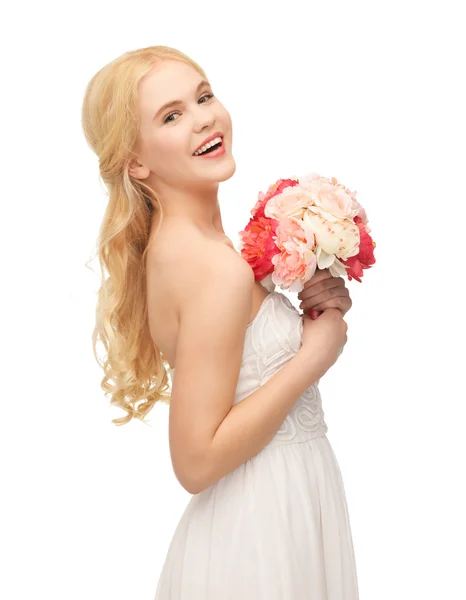 Femme avec bouquet de fleurs — Photo