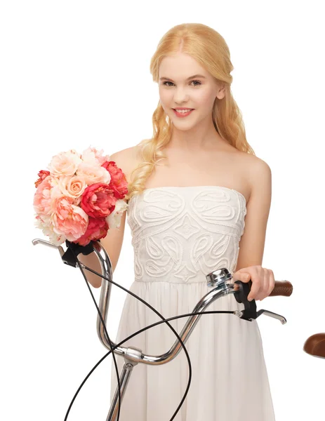 Bisiklet ve çiçeklerle köylü kızı — Stok fotoğraf
