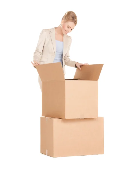 Iş kadını unpacking büyük kutular — Stok fotoğraf