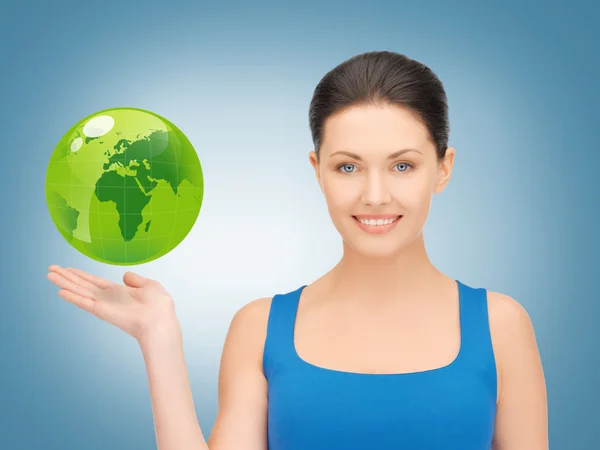 Vrouw met groene wereld op haar hand — Stockfoto