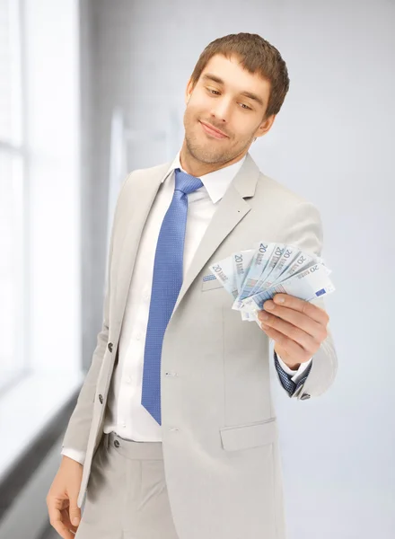 Homem com dinheiro em euros — Fotografia de Stock