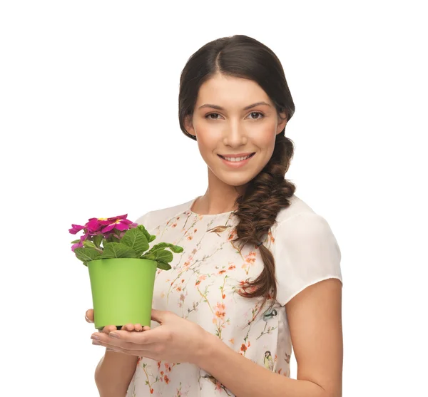 Belle femme au foyer avec fleur en pot — Photo