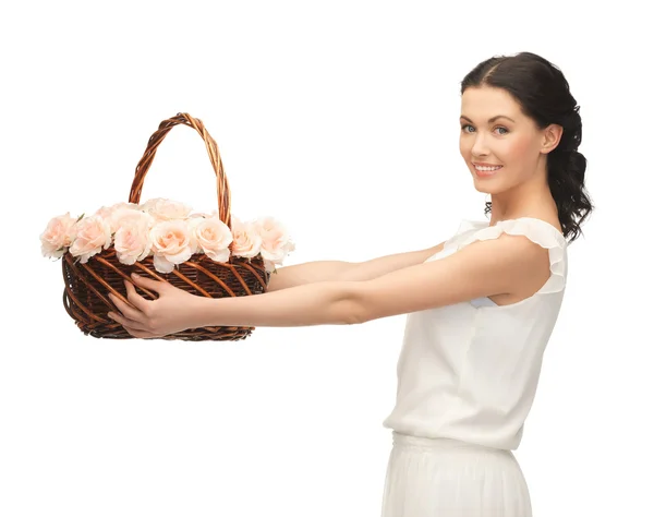 Femme avec panier plein de fleurs — Photo