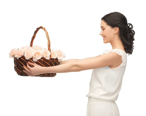 Femme avec panier plein de fleurs — Photo