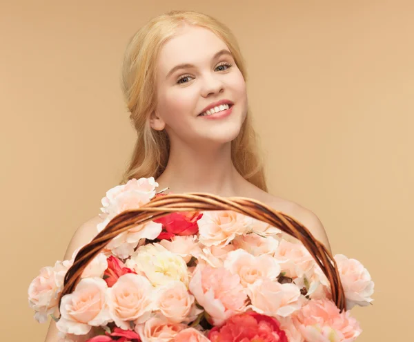 Mulher com cesta cheia de flores — Fotografia de Stock