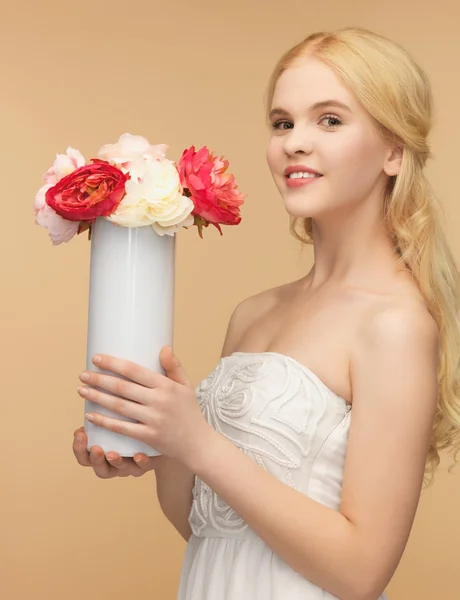 Vrouw met vaas met bloemen — Stockfoto