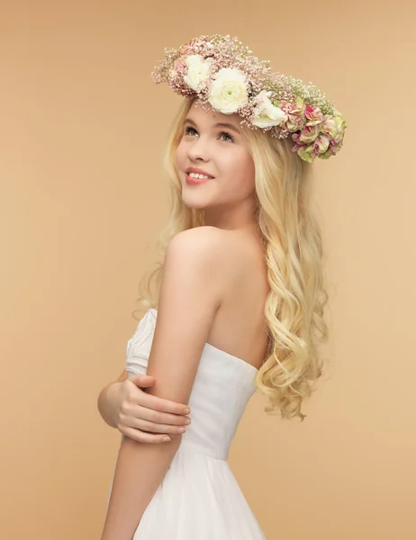 Donna che indossa corona di fiori — Foto Stock