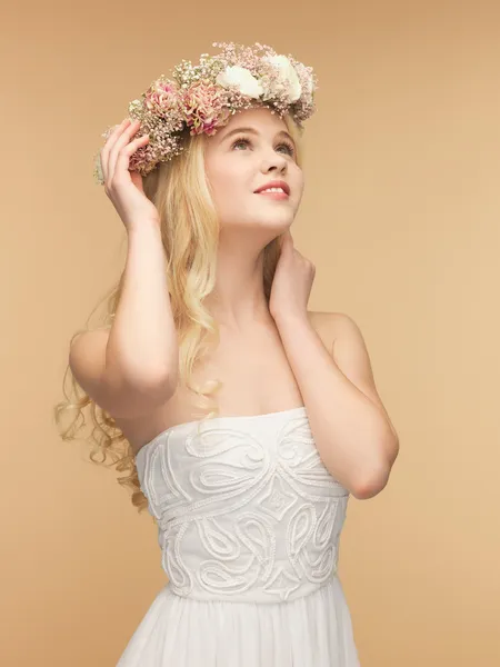 Mujer con corona de flores — Foto de Stock