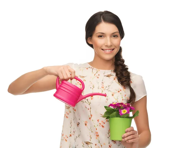 Dona de casa com flor em vaso e regador de lata — Fotografia de Stock