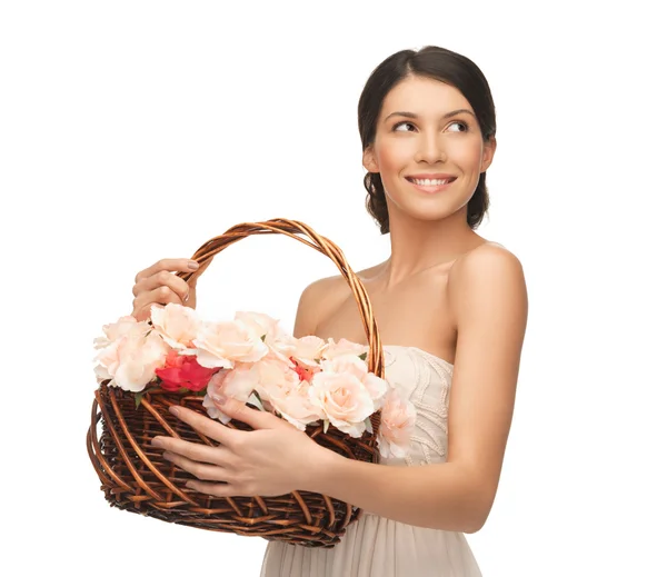 Frau mit Korb voller Blumen — Stockfoto