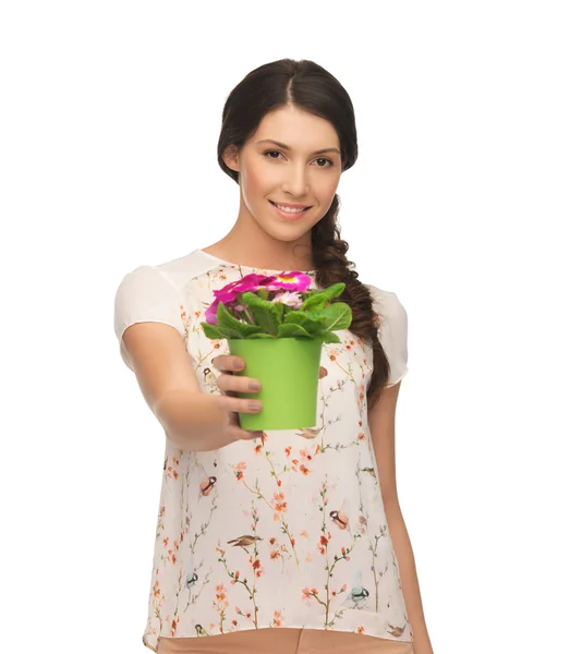 Schöne Hausfrau mit Blume im Topf — Stockfoto