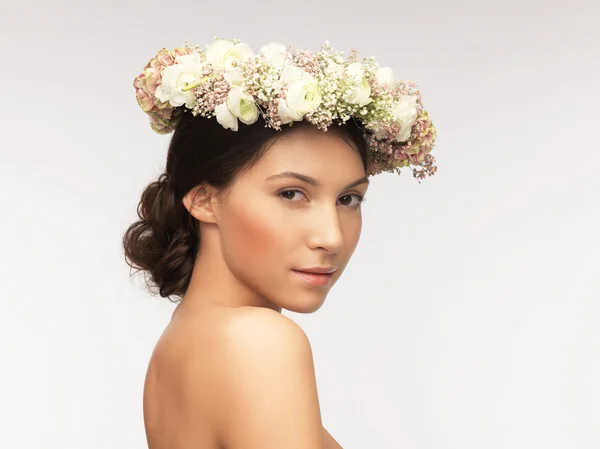 Mulher usando coroa de flores — Fotografia de Stock