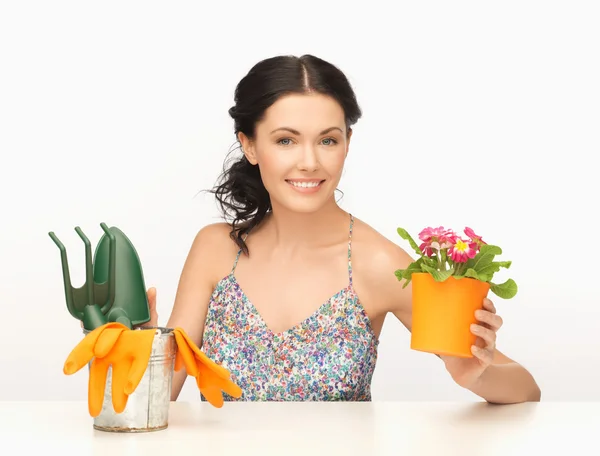 Hausfrau mit Blume im Topf und Gartenset — Stockfoto