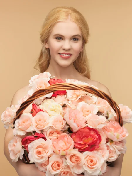 Žena s koš plný květin Royalty Free Stock Fotografie