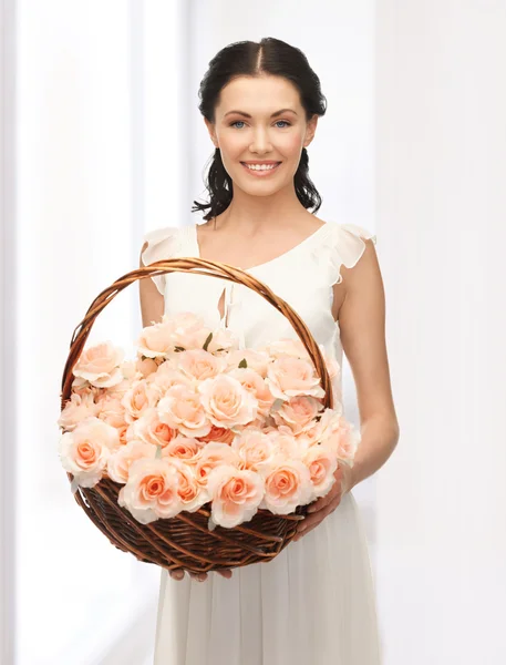 Mulher com cesta cheia de flores — Fotografia de Stock