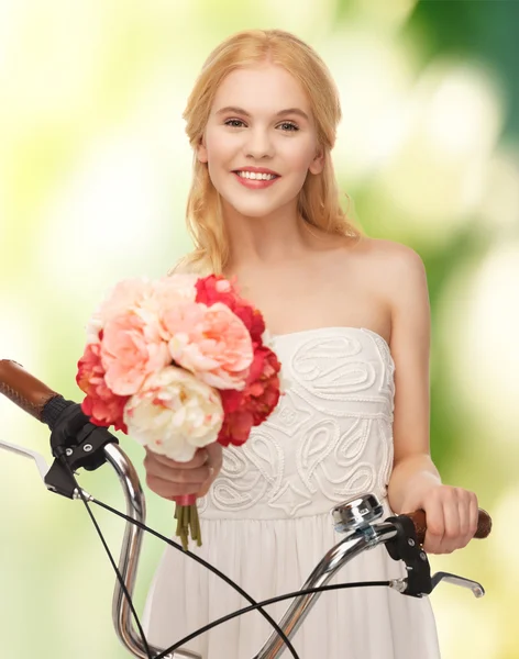 Ragazza di campagna con bicicletta e fiori — Foto Stock