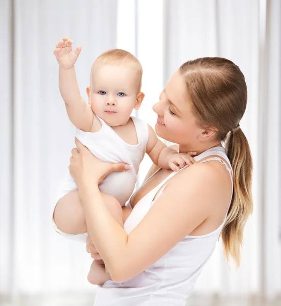 Mãe feliz com bebê adorável — Fotografia de Stock