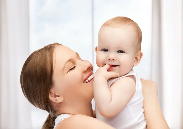 Mãe feliz com bebê adorável — Fotografia de Stock